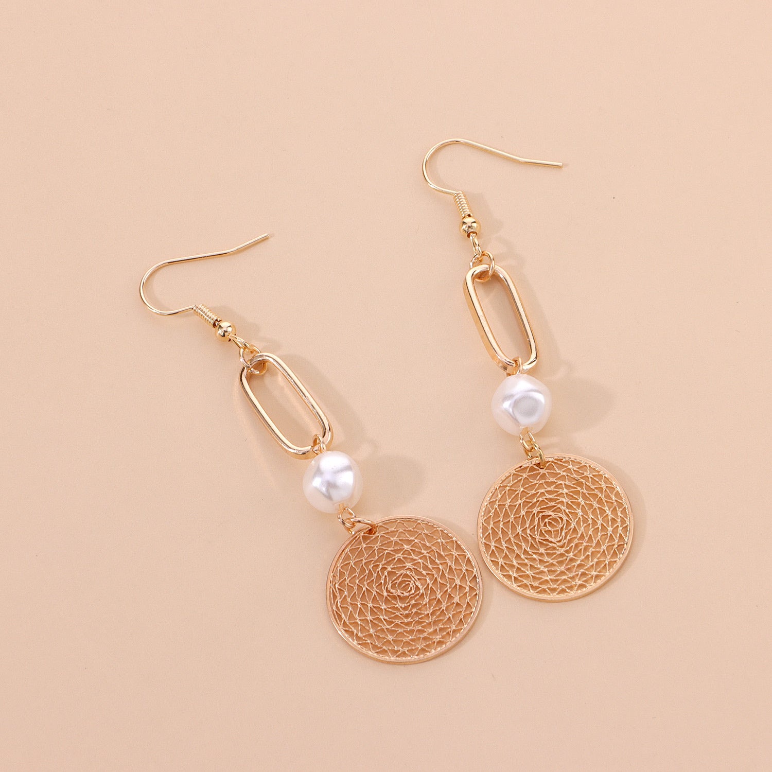 Geometric hollow round earrings, creative new fashion pearl earrings