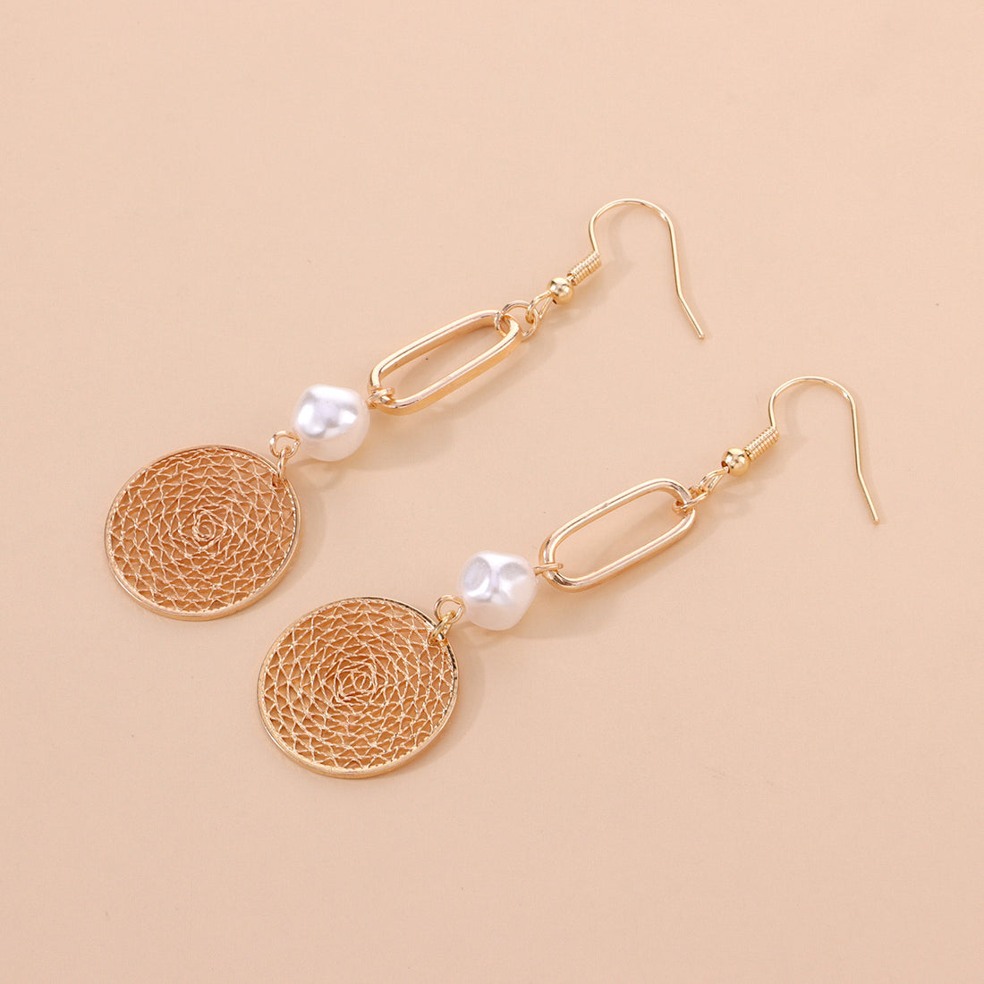 Geometric hollow round earrings, creative new fashion pearl earrings