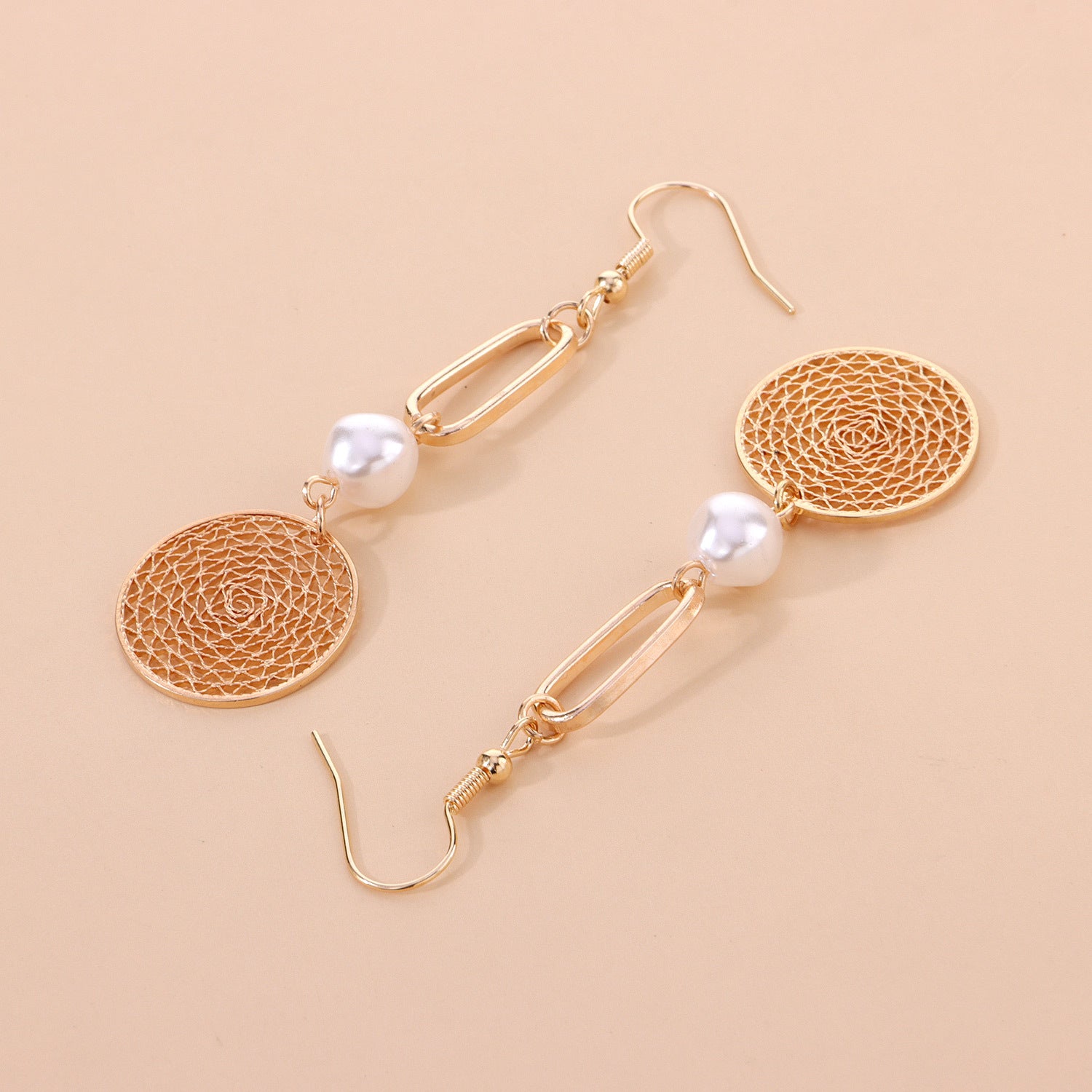 Geometric hollow round earrings, creative new fashion pearl earrings